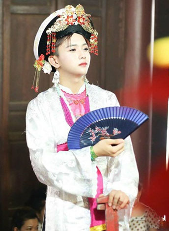 "Dân chơi" 9X hầu đồng để tăng đẳng cấp dan choi 9x hau dong de tang dang cap