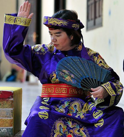 "Dân chơi" 9X hầu đồng để tăng đẳng cấp dan choi 9x hau dong de tang dang cap