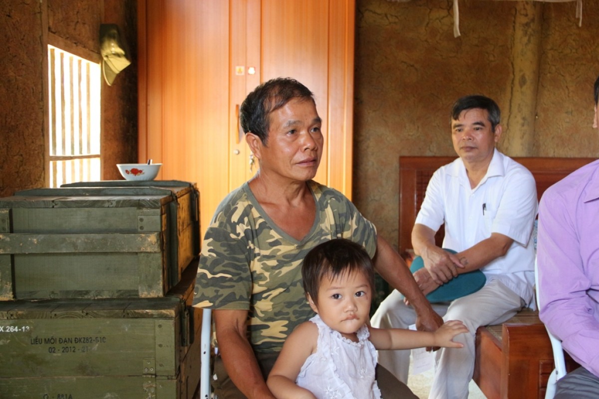 CCB Tạ Hồng Phúc trong căn nhà tranh, vách đất