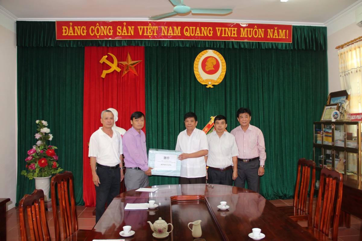 Hội CCB Tập đoàn tặng quà và tiền hỗ trợ cho Hội CCB tỉnh Tuyên Quang