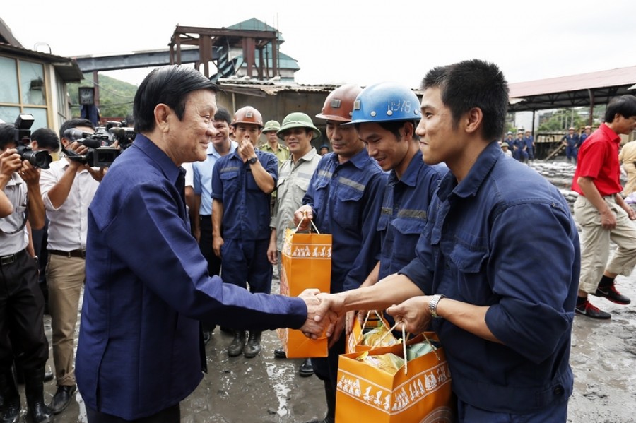 Chủ tịch nước Trương Tấn Sang thăm, động viên nhân dân Quảng Ninh khắc phục thiên tai