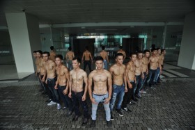 Thanh niên tranh tài  với "bụng 6 múi"