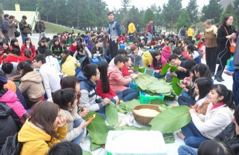 Gói bánh chưng xanh cùng người nghèo ăn Tết