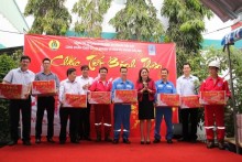 cong doan dau khi trao qua tet cho nguoi lao dong pvc
