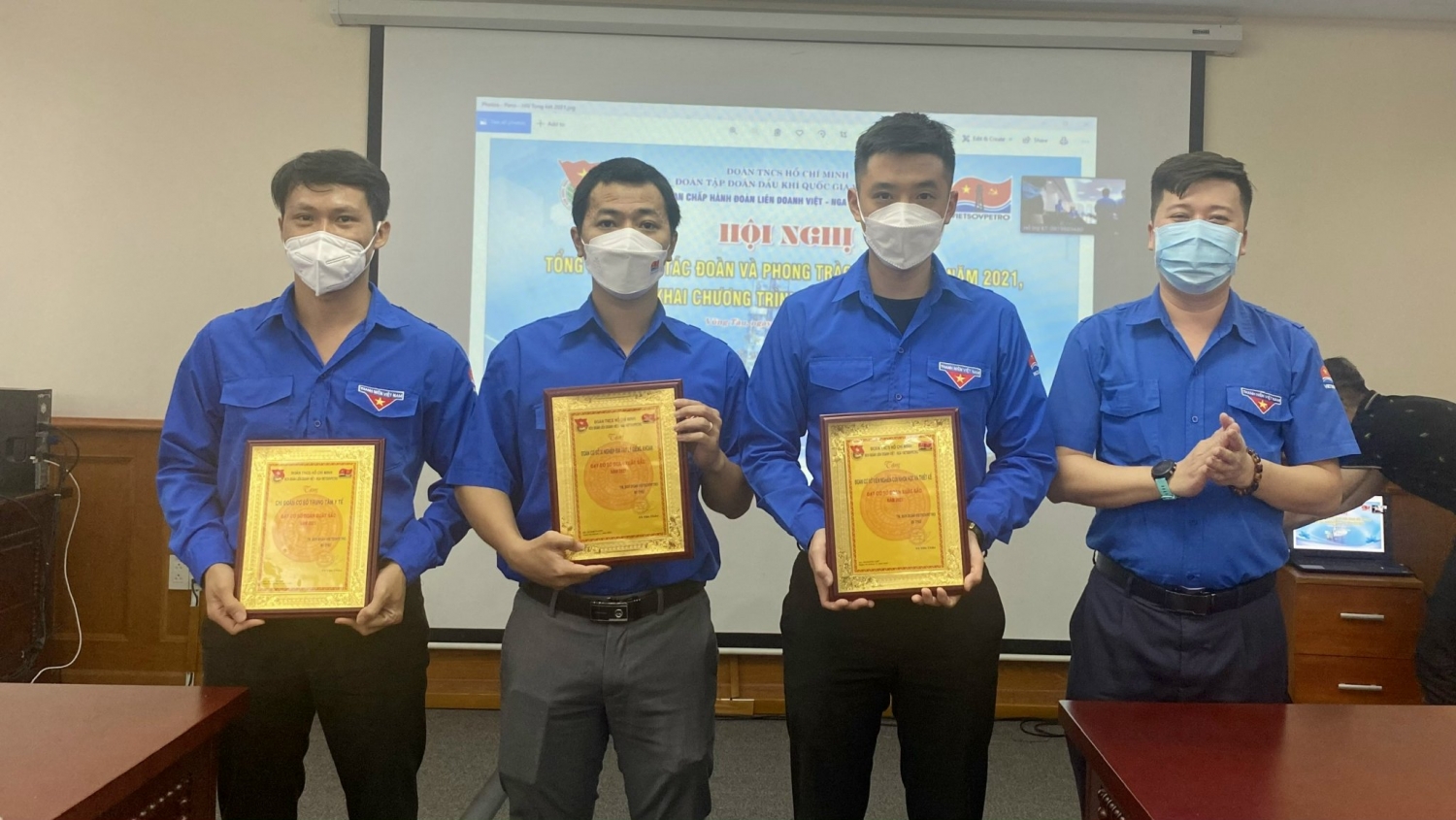 Trao biểu trưng cho 03 cơ sở Đoàn đạt danh hiệu hoàn thành xuất sắc nhiệm vụ
