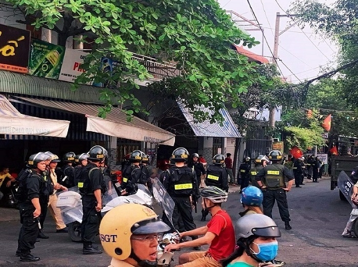 Đồng Nai: Chém người gây thương tích rồi ôm bình gas cố thủ