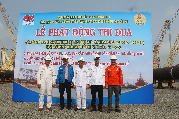 Các đ/c lãnh đạo chụp hình tại buổi lễ phát động thi đua