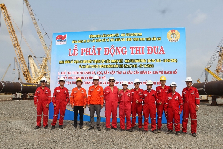 Các đ/c lãnh đạo các xưởng, phòng, ban chụp hình cùng BCH Công đoàn XN Xây lắp