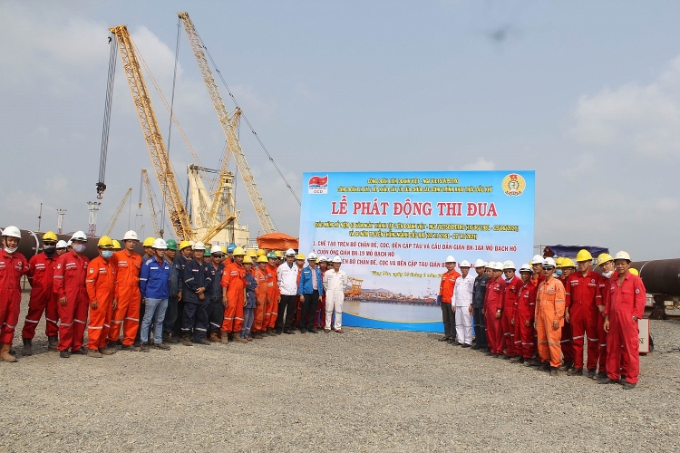Các đ/c lãnh đạo chụp hỉnh lưu niệm cùng CBCNV XN Xây lắp