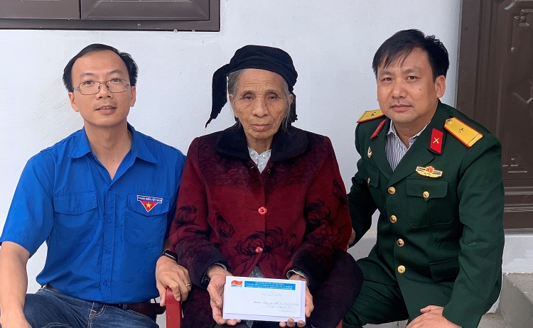 Xí nghiệp Dịch vụ trao tặng nhà tình thương tại Ninh Bình