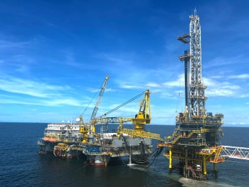 Giàn khoan nước sâu PV DRILLING V ra biển lớn