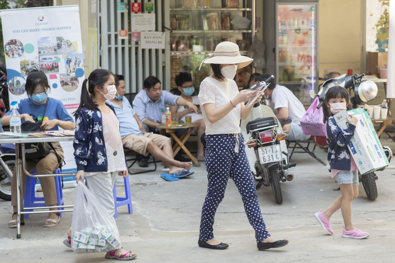 Người dân tham gia hoạt động đổi rác lấy quà
