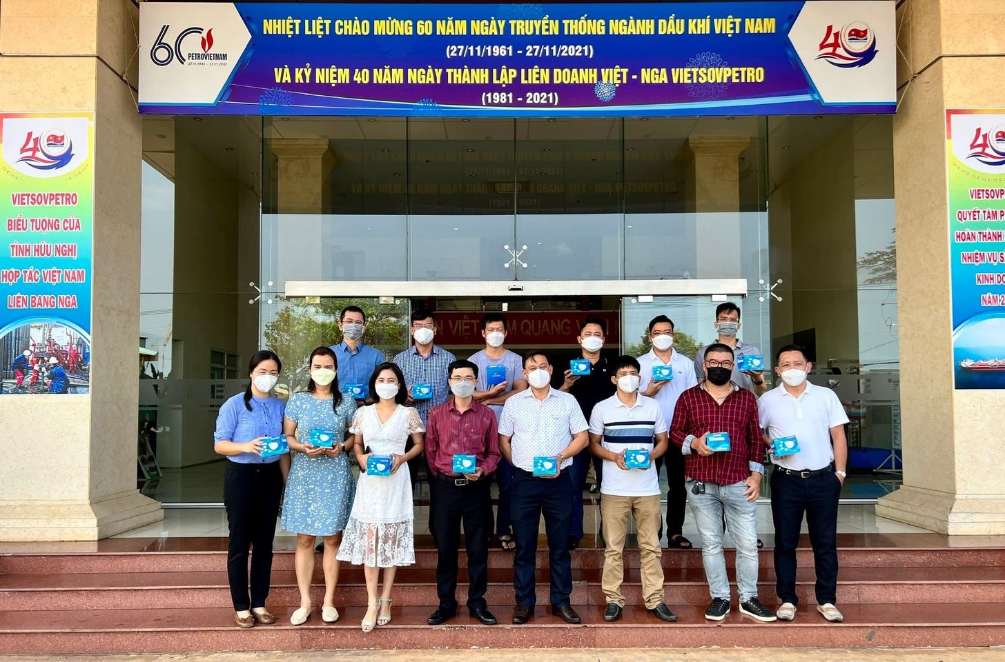 Công đoàn Xí nghiệp Khoan và Sửa giếng cấp phát khẩu trang N95 cho người lao động