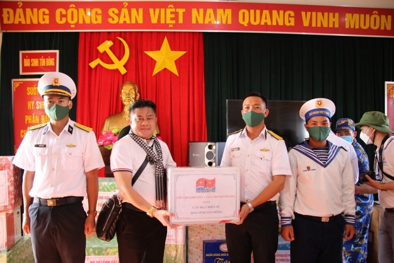 Hội CCB Vietsovpetro thăm, tặng quà quân dân Trường Sa, Nhà giàn DK1