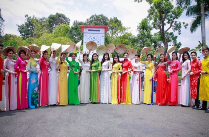 trinh dien ao dai tren san catwalk lon nhat viet nam