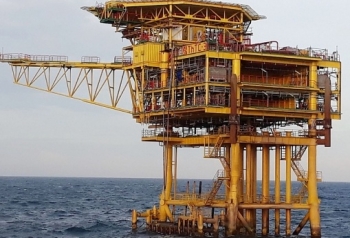 Vietsovpetro: Giàn Thỏ Trắng 3 chính thức khai thác dòng dầu đầu tiên