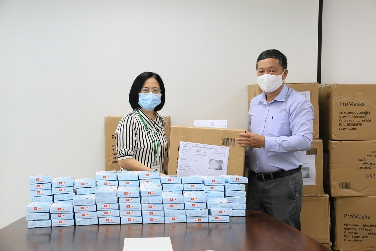 Công đoàn Tổng công ty trao tặng khẩu trang cho đại diện các Công đoàn cơ sở