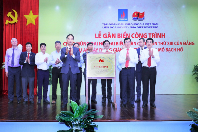 Đảng bộ Vietsovpetro tổ chức Lễ gắn biển Công trình chào mừng Đại hội XIII của Đảng