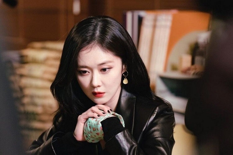 Jang Nara khoe mặt mộc đáng kinh ngạc ở tuổi 40