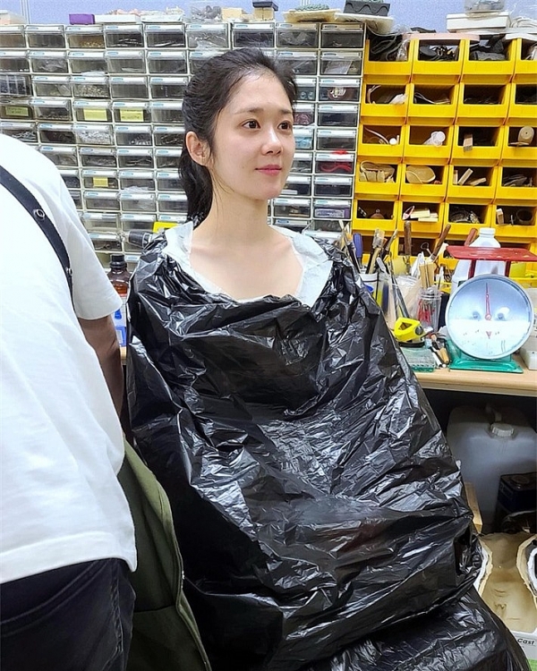 Jang Nara khoe mặt mộc đáng kinh ngạc ở tuổi 40