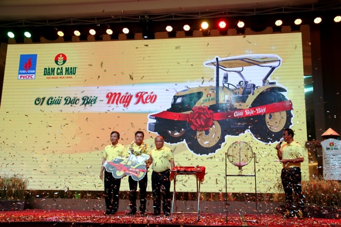 nguoi nong dan ve ca mau chung vui ngay hoi