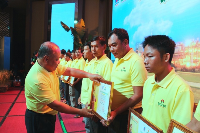 nguoi nong dan ve ca mau chung vui ngay hoi