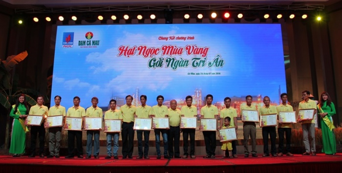 nguoi nong dan ve ca mau chung vui ngay hoi