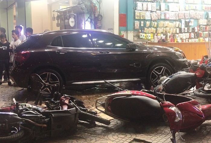 Nữ tài xế lái Mercedes gây tai nạn không có bằng, xe đi mượn