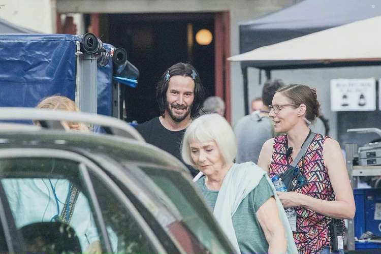 Keanu Reeves xuất hiện nổi bật trên phim trường 