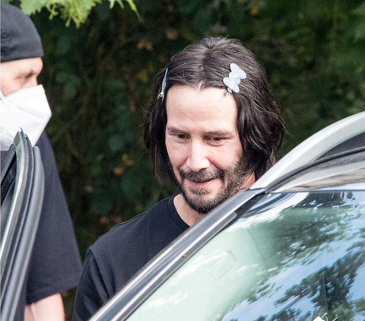 Keanu Reeves xuất hiện nổi bật trên phim trường 