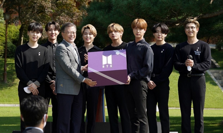 Các thành viên BTS diện kiến Tổng thống Hàn Quốc Moon Jae In tại sự kiện Ngày thanh niên diễn ra hồi tháng 9 năm ngoái