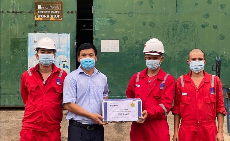 Công đoàn PV Drilling động viên người lao động đang thực hiện 