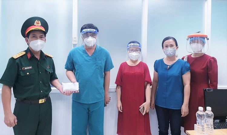 Thượng tá Phạm Đức Châu Trần, đại diện Ban Nhà văn nữ (Hội Nhà văn VN), trao 50 triệu đồng tại BV TP.Thủ Đức