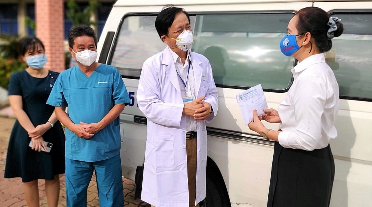 Bác sĩ Nguyễn Trường Thọ, Phó giám đốc Bệnh viện Đa khoa khu vực Thủ Đức tiếp nhận 100 triệu đồng từ nhà văn Bích Ngân - Chủ tịch Hội Nhà văn TP.HCM