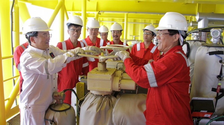 Giàn đầu giếng H5 mỏ Tê Giác Trắng đón dòng dầu đầu tiên