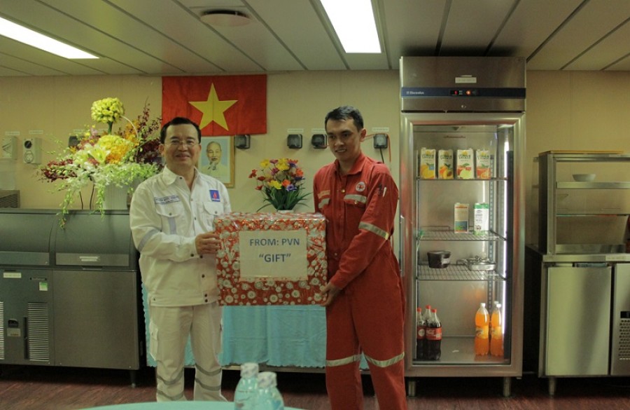 Giàn đầu giếng H5 mỏ Tê Giác Trắng đón dòng dầu đầu tiên
