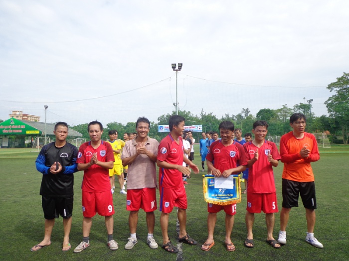 soi noi giai bong da truyen thong tranh cup pvc pt 2016