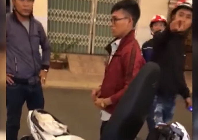 binh phuoc xac minh 3 doi tuong gia danh cong an chan xe danh nguoi