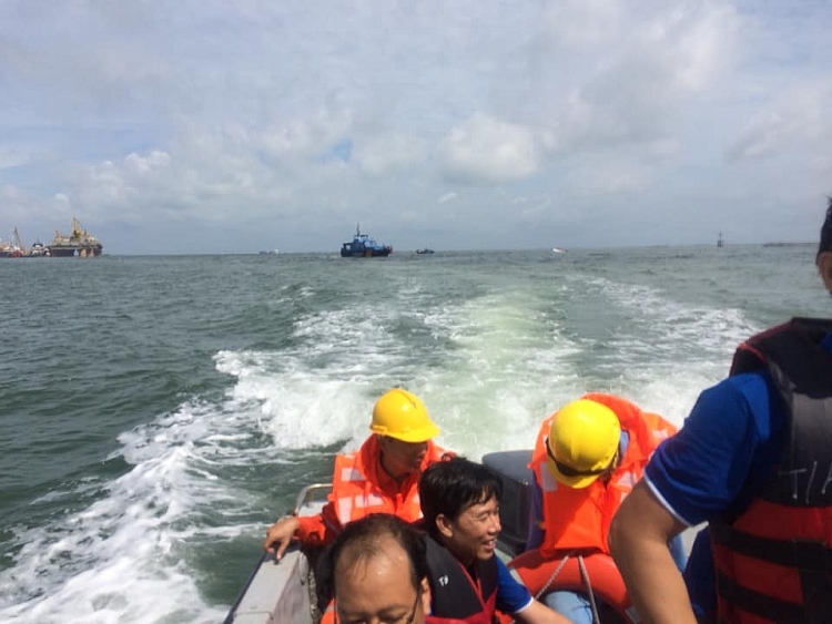 vietsovpetro kip thoi cuu 18 nguoi di cano bi lat tren bien vung tau