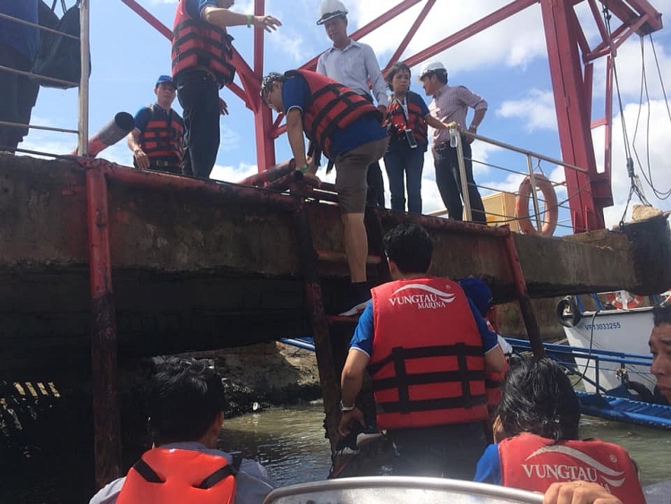 vietsovpetro kip thoi cuu 18 nguoi di cano bi lat tren bien vung tau