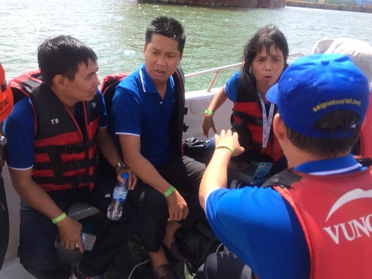 vietsovpetro kip thoi cuu 18 nguoi di cano bi lat tren bien vung tau