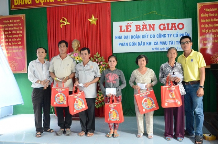 pvcfc trao 38 ngoi nha dai doan ket den cac tinh dbscl