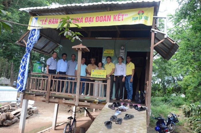 pvcfc trao 38 ngoi nha dai doan ket den cac tinh dbscl