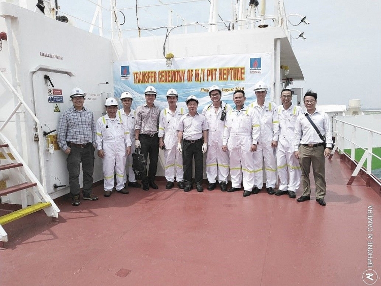 pvtrans oil nhan ban giao tau pvt neptune tai singapore