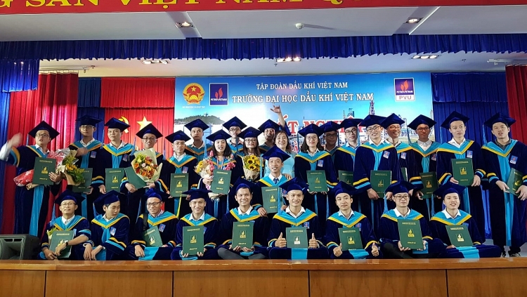 pvu to chuc le tot nghiep trao bang ky su va khai giang nam hoc moi 2019 2020
