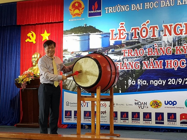 pvu to chuc le tot nghiep trao bang ky su va khai giang nam hoc moi 2019 2020
