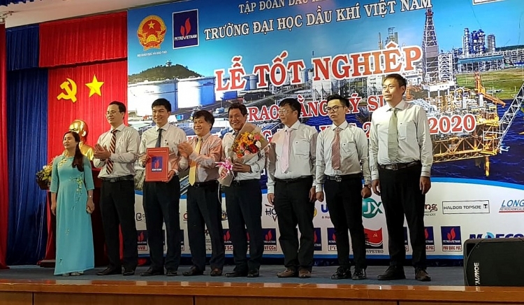 pvu to chuc le tot nghiep trao bang ky su va khai giang nam hoc moi 2019 2020