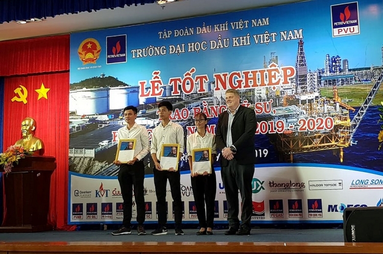pvu to chuc le tot nghiep trao bang ky su va khai giang nam hoc moi 2019 2020