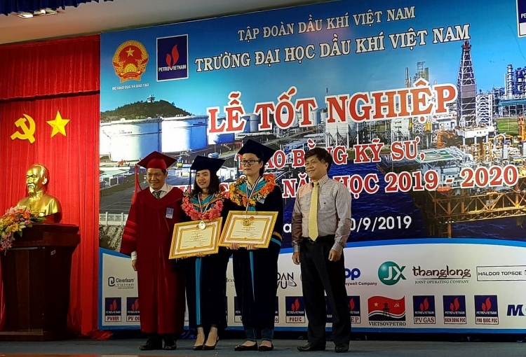 pvu to chuc le tot nghiep trao bang ky su va khai giang nam hoc moi 2019 2020