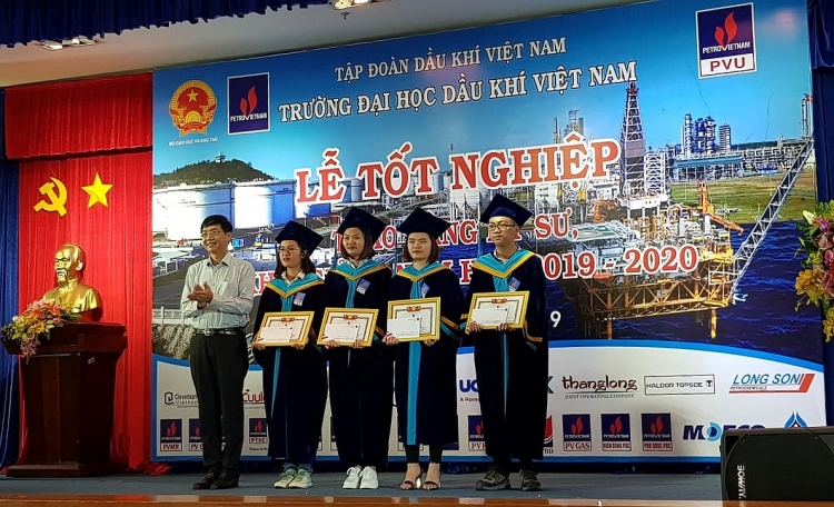 pvu to chuc le tot nghiep trao bang ky su va khai giang nam hoc moi 2019 2020